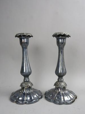 Paire de bougeoirs de forme balustre à décor floral.