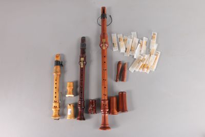 de nombreux instruments de musique accrochés au mur