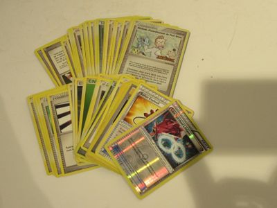 un lot de cartes posées sur une table