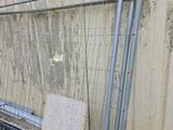 une clôture installée à côté d'un bâtiment