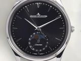 Gros plan sur une montre à cadran noir