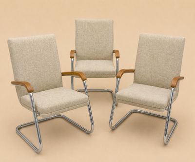 trois chaises avec accoudoirs sur fond beige, avec un fond beige
