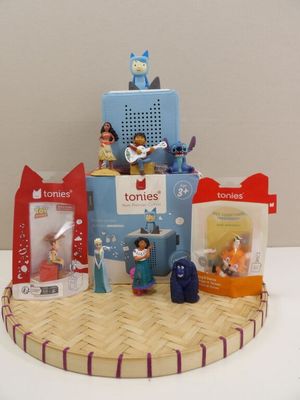 un gâteau surmonté d'une multitude de jouets