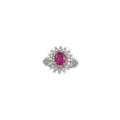 Bague ovale en rubis et diamants
