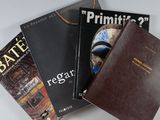 plusieurs livres sont empilés sur une table