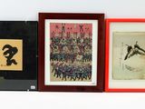 trois œuvres d'art asiatiques encadrées, exposées sur un mur
