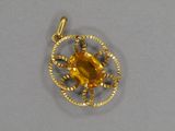 une image représentant un pendentif en or orné d'une citrine au centre