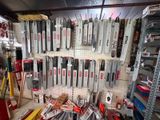 de nombreux types d'outils accrochés au mur dans le magasin