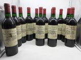six bouteilles de vin sont alignées sur un comptoir