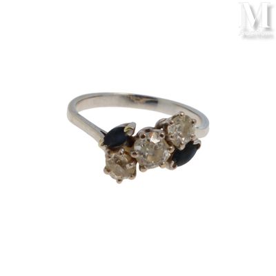 une image d'une bague en diamant et saphir sur fond blanc