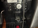 une machine à café posée sur une table