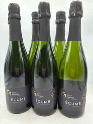 quatre bouteilles de vin sont alignées sur une table