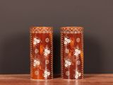 deux vases posés sur une table
