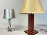 une lampe qui se trouve à côté d'une autre lampe sur une table