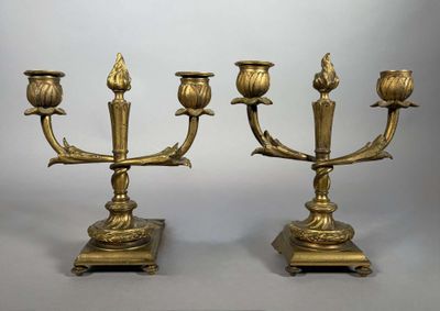 une paire de candélabres anciens en laiton, ornés chacun de fleurs