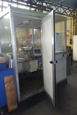 une image représentant une grande pièce avec une porte vitrée