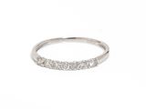 gros plan d'une bague en diamant sur fond blanc
