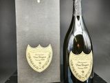 un gros plan sur une bouteille de champagne à côté d'une boîte