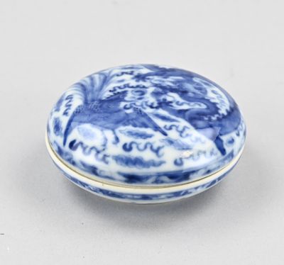 une boîte en porcelaine bleue et blanche ornée d'un motif sur le couvercle