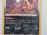gros plan d'une carte pokemon sur une surface blanche