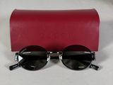 une paire de lunettes de soleil posée sur un étui rouge