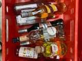 plusieurs bouteilles de vin dans une caisse rouge