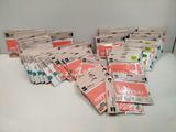plein de petits sachets de dentifrice posés sur une table
