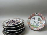 plusieurs assiettes sont empilées sur une table