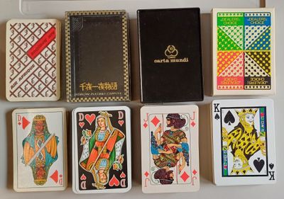 tout un tas de cartes à jouer posées sur une table