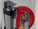 La boîte de l'extracteur de jus est ouverte et prête à l'emploi.