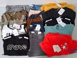 un tas de vêtements posés sur une table