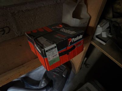 une boîte posée sur un objet métallique