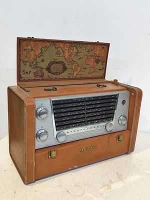 une vieille radio posée sur une caisse en bois