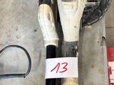 une paire de battes de baseball et une paire de ciseaux posés sur une table