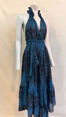 Le mannequin porte une robe bleue à motifs floraux.