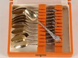 many spoons and spoon spoons in an orange case