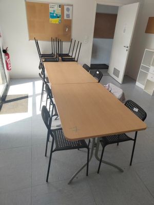 Mobilier de la salle de pause comprenant 3 tables, 12 chaise…