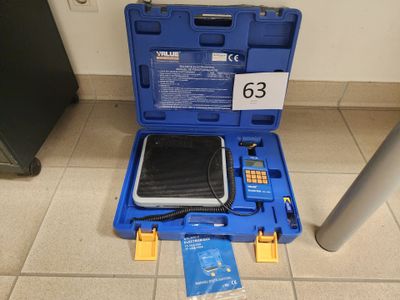 une boîte à outils bleue contenant un téléphone portable