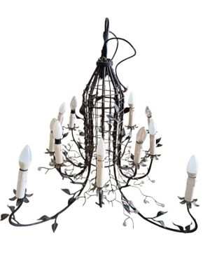 Important lustre en fer forgé à 8 bras de lumière, surmontés…