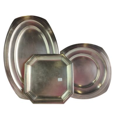 deux assiettes en argent et un plateau en argent sur fond blanc