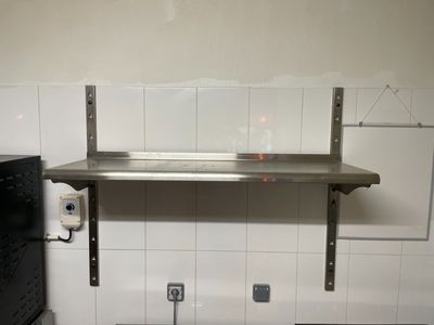 une image d'une cuisine avec un évier et une cuisinière