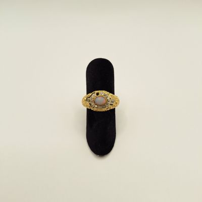 un gros plan d'une bague posée sur un présentoir noir