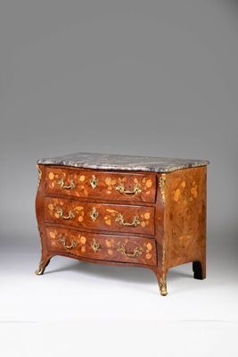 une commode ancienne avec dessus en marbre