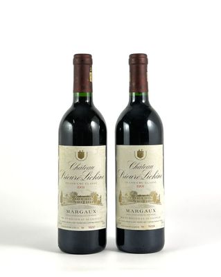 deux bouteilles de vin rouge posées l'une à côté de l'autre sur une surface blanche