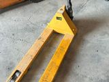 un chariot élévateur qui se trouve dans le garage