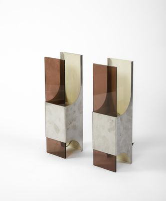 deux serre-livres en métal et en verre posés sur une surface blanche