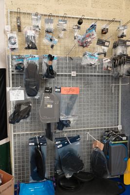 une photo d'une pièce avec tout un tas d'objets accrochés au mur