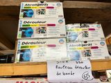 Plusieurs boîtes de dentifrice sont empilées sur une étagère dans un magasin