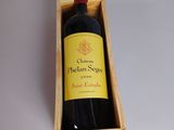 une bouteille de vin dans un coffret en bois sur une table