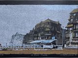 une photo d'un tableau représentant un bâtiment sur la plage